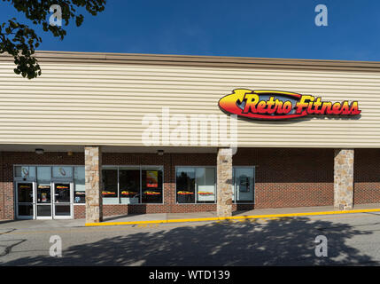 East Norriton, PA - Sept. 3, 2019: Retro Fitness ist ein konzessioniertes Unternehmen Fitnessraum mit mehr als 150 Standorten in den USA mit der Gruppe Fitnesskurse und pe Stockfoto