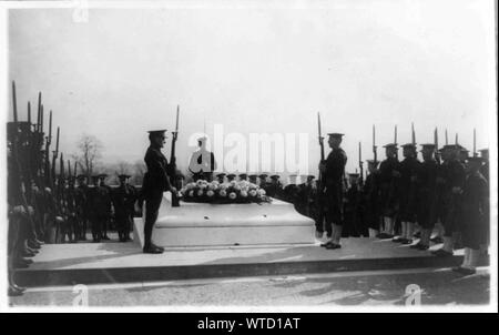 Militärischen Begräbnissen auf dem Arlington National Cemetery - Ehrengarde am Grab des Unbekannten Soldaten Stockfoto