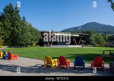 'Whistler, British Columbia/Kanada - 8/7/2019: Whistler Olympischen Dorf von 2010 Winter Games. Platz im Sommer Blick auf Gebirge und s Stockfoto