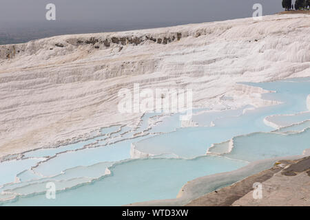 Kalksinterterrassen von Pamukkale - Baumwolle - Baumwolle Palace Türkei mit schönen blauen Farben und Reflexionen auf Wasser Pools Stockfoto