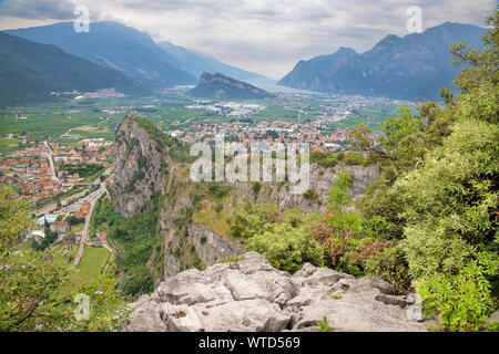 Arco - Die Stadt mit der mittelalterlichen Burg, die Alpen und den See im Hintergrund. Stockfoto