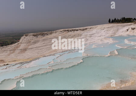 Kalksinterterrassen von Pamukkale - Baumwolle - Baumwolle Palace Türkei mit schönen blauen Farben und Reflexionen auf Wasser Pools Stockfoto
