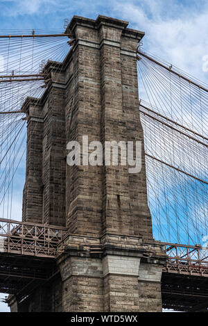 Spalte der Brooklyn Bridge über den East River in New York City gesehen, USA Stockfoto