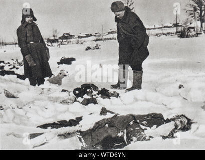 Die Russen entdecken Sie die Gremien der deutschen Soldaten, die in den Schnee. Winter 1941-1942. Battler für Moskau. Stockfoto