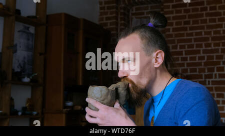 Mann, wie Lehm Becher in Keramik Studio zu machen Stockfoto