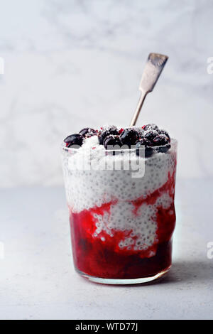 Chia Pudding mit Erdbeer Smoothie und schwarze Johannisbeeren Stockfoto