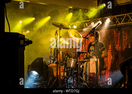 Drummer Schlagzeug spielen in einer Pop Rock Konzert im Costao Do Santinho Resort. Florianopolis, Santa Catarina, Brasilien. Stockfoto