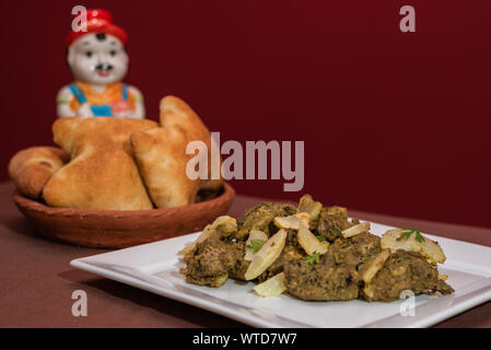 Indisches Huhn cafreal Teller mariniert mit viel Koriander (Cilantro), Ingwer, Knoblauch, Limettensaft zusammen mit trockenen Gewürzen und serviert mit Brot Stockfoto