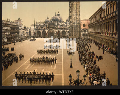 Militärische Überprüfung in St. Mark's Place, Venedig, Italien; Stockfoto