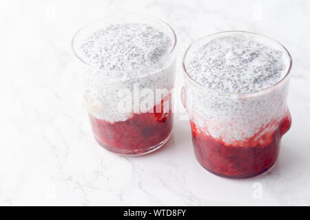 Zwei Gläser von Chia Pudding mit Erdbeer smoothie Stockfoto