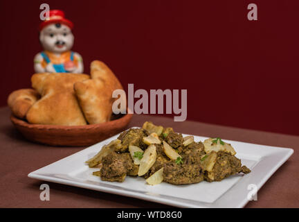 Indisches Huhn cafreal Teller mariniert mit viel Koriander (Cilantro), Ingwer, Knoblauch, Limettensaft zusammen mit trockenen Gewürzen und serviert mit Brot Stockfoto