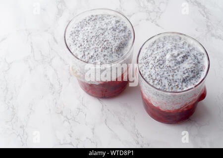 Zwei Gläser von Chia Pudding mit Erdbeer smoothie Stockfoto