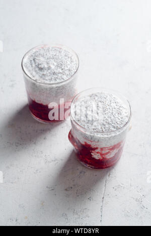 Zwei Gläser von Chia Pudding mit Erdbeer smoothie Stockfoto