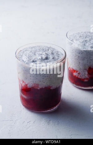Zwei Gläser von Chia Pudding mit Erdbeer smoothie Stockfoto
