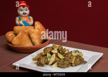 Indisches Huhn cafreal Teller mariniert mit viel Koriander (Cilantro), Ingwer, Knoblauch, Limettensaft zusammen mit trockenen Gewürzen und serviert mit Brot Stockfoto