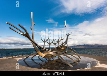 REYKJAVIK, Island - 30. AUGUST 2019: Sun Voyager (Solfar) Skulptur an der Küste Stockfoto