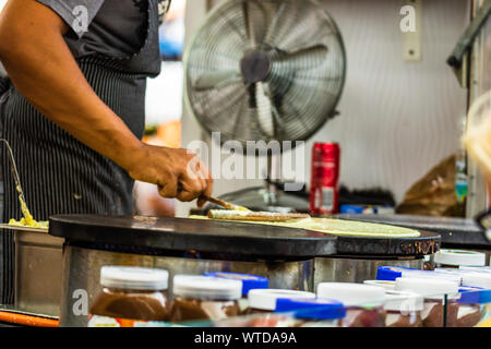 Köche herstellen und verkaufen von Crepes, Pfannkuchen zu einem Food Festival in Bukarest, Rumänien - 2019 Stockfoto