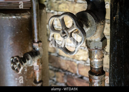 Rusty Ventile am Kesselhaus Rohre. Alte Metall Kessel Heizung erzeugen und liefern es zu Hause durch Pipeline Stockfoto