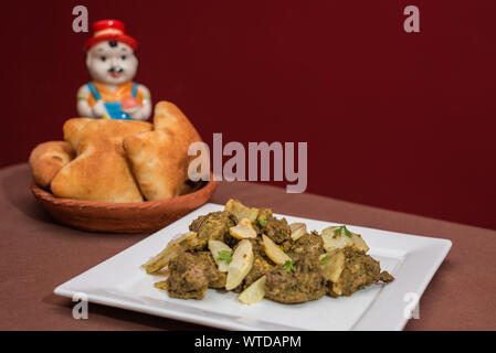 Indisches Huhn cafreal Teller mariniert mit viel Koriander (Cilantro), Ingwer, Knoblauch, Limettensaft zusammen mit trockenen Gewürzen und serviert mit Brot Stockfoto