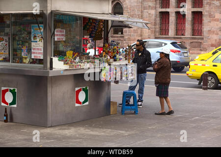 AMBATO, Ecuador - 23. JUNI 2014: Nicht identifizierte Personen snack stand in Cevallos Park im Zentrum der Stadt am 23. Juni 2014 in Ambato, Ecuador. Stockfoto