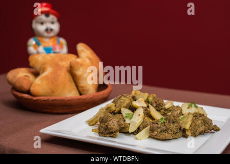 Indisches Huhn cafreal Teller mariniert mit viel Koriander (Cilantro), Ingwer, Knoblauch, Limettensaft zusammen mit trockenen Gewürzen und serviert mit Brot Stockfoto
