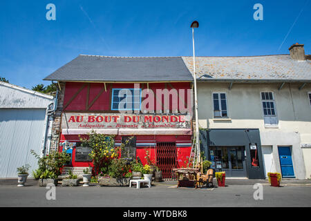 Pléneuf-Val-André am Ende der Welt Antiquitätenladen an einem sonnigen Sommertag in der Bretagne Frankreich Ich Stockfoto