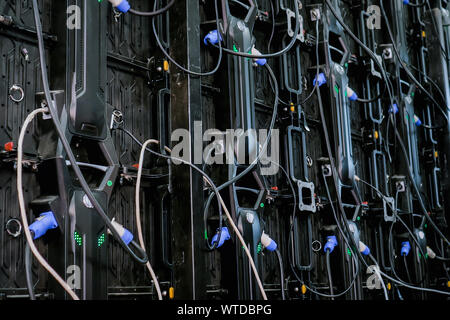 Rückseite der große kombinierte Werbung LED-Display mit Kabel Kabel Stockfoto