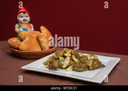 Indisches Huhn cafreal Teller mariniert mit viel Koriander (Cilantro), Ingwer, Knoblauch, Limettensaft zusammen mit trockenen Gewürzen und serviert mit Brot Stockfoto