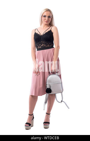 Sicher, junge blonde Frau in Modern Fashion Style Ausführung grau trendige Tasche. Voller Körper auf weißem Hintergrund. Stockfoto