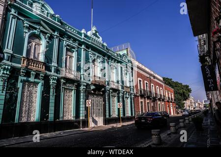 Fassade des Türkis, aguamarina, Aquamarin, Aqua oder Green House in Puebla de Zaragoza, Mexiko. Puebla hat den mexikanischen Traditionen: Gastronomische, koloniale Architektur und Keramik. Malte talavera Fliesen schmücken den alten Gebäuden. Die Kathedrale von Puebla, im Stil der Renaissance, hat eine hohe Kirchturm mit Blick auf den Zocalo, dem zentralen Platz oder Zócalo. Ich historische. Architektur ist ein UNESCO-Weltkulturerbe. Sehenswürdigkeiten: Kathedrale, Tempel der Gottesmutter von Concord, ehemaligen Carolino College, Palafoxiana Bibliothek, Tempel von Santo Domingo. (© Foto: LuisGutierrez/NortePhoto.com) Fachada de c Stockfoto