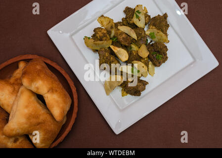 Indisches Huhn cafreal Teller mariniert mit viel Koriander (Cilantro), Ingwer, Knoblauch, Limettensaft zusammen mit trockenen Gewürzen und serviert mit Brot Stockfoto
