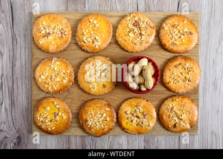 Shortbread Molkerei cookies mit gehackten Nüssen, Milch und Honig. Cookies sind in den Zeilen. Stockfoto