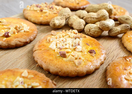 Shortbread Molkerei cookies mit gehackten Nüssen, Milch und Honig. Stockfoto