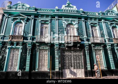 Fassade des Türkis, aguamarina, Aquamarin, Aqua oder Green House in Puebla de Zaragoza, Mexiko. Puebla hat den mexikanischen Traditionen: Gastronomische, koloniale Architektur und Keramik. Malte talavera Fliesen schmücken den alten Gebäuden. Die Kathedrale von Puebla, im Stil der Renaissance, hat eine hohe Kirchturm mit Blick auf den Zocalo, dem zentralen Platz oder Zócalo. Ich historische. Architektur ist ein UNESCO-Weltkulturerbe. Sehenswürdigkeiten: Kathedrale, Tempel der Gottesmutter von Concord, ehemaligen Carolino College, Palafoxiana Bibliothek, Tempel von Santo Domingo. (© Foto: LuisGutierrez/NortePhoto.com) Fachada de c Stockfoto