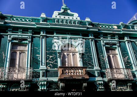 Fassade des Türkis, aguamarina, Aquamarin, Aqua oder Green House in Puebla de Zaragoza, Mexiko. Puebla hat den mexikanischen Traditionen: Gastronomische, koloniale Architektur und Keramik. Malte talavera Fliesen schmücken den alten Gebäuden. Die Kathedrale von Puebla, im Stil der Renaissance, hat eine hohe Kirchturm mit Blick auf den Zocalo, dem zentralen Platz oder Zócalo. Ich historische. Architektur ist ein UNESCO-Weltkulturerbe. Sehenswürdigkeiten: Kathedrale, Tempel der Gottesmutter von Concord, ehemaligen Carolino College, Palafoxiana Bibliothek, Tempel von Santo Domingo. (© Foto: LuisGutierrez/NortePhoto.com) Fachada de c Stockfoto