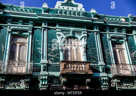 Fassade des Türkis, aguamarina, Aquamarin, Aqua oder Green House in Puebla de Zaragoza, Mexiko. Puebla hat den mexikanischen Traditionen: Gastronomische, koloniale Architektur und Keramik. Malte talavera Fliesen schmücken den alten Gebäuden. Die Kathedrale von Puebla, im Stil der Renaissance, hat eine hohe Kirchturm mit Blick auf den Zocalo, dem zentralen Platz oder Zócalo. Ich historische. Architektur ist ein UNESCO-Weltkulturerbe. Sehenswürdigkeiten: Kathedrale, Tempel der Gottesmutter von Concord, ehemaligen Carolino College, Palafoxiana Bibliothek, Tempel von Santo Domingo. (© Foto: LuisGutierrez/NortePhoto.com) Fachada de c Stockfoto