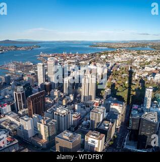 Blick vom Sky Tower Aussichtsplattform, Skyline mit Wolkenkratzern und Hafen, Central Business District, Auckland, Nordinsel, Neuseeland Stockfoto