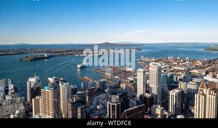 Blick vom Sky Tower Aussichtsplattform, Skyline mit Wolkenkratzern und Hafen, Central Business District, Auckland, Nordinsel, Neuseeland Stockfoto