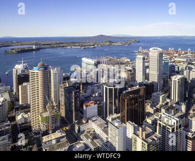 Blick vom Sky Tower Aussichtsplattform, Skyline mit Wolkenkratzern und Hafen, Central Business District, Auckland, Nordinsel, Neuseeland Stockfoto