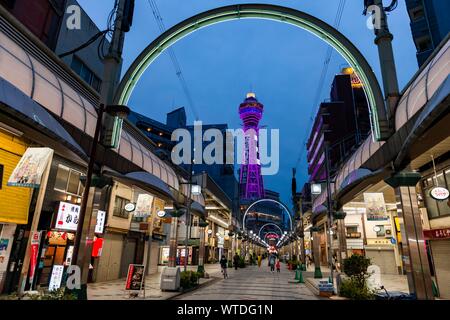 Fußgängerzone mit Geschäften und Restaurants, Einkaufszentrum, zurück Tsutenkaku Tower, Dämmerung, Shinsekai, Osaka, Japan Stockfoto