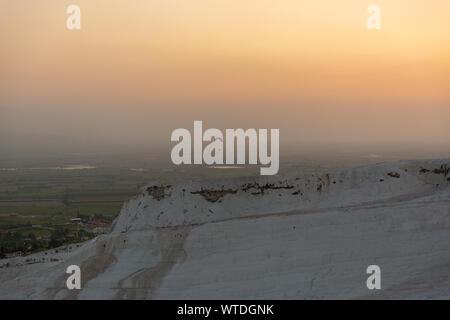 Sonnenuntergang über Kalksinterterrassen von Pamukkale - Baumwolle - Baumwolle Palace Türkei mit schönen Farben und Reflexionen auf dem Wasser Pools Stockfoto