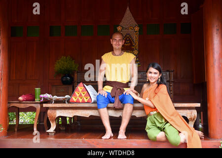 Kanchanaburi, Thailand, 09.09.2019: schöne Thai Mädchen und einen weißen Jungen in der traditionellen Thai Siam Kleid als Paar in 'Mallika Stadt R.E. 124' Stockfoto