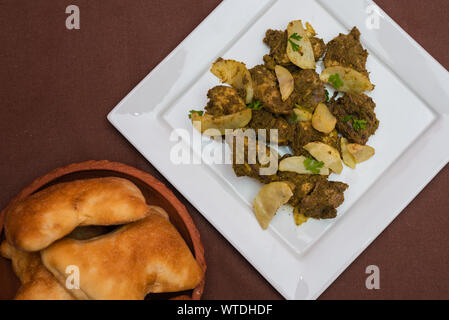 Indisches Huhn cafreal Teller mariniert mit viel Koriander (Cilantro), Ingwer, Knoblauch, Limettensaft zusammen mit trockenen Gewürzen und serviert mit Brot Stockfoto