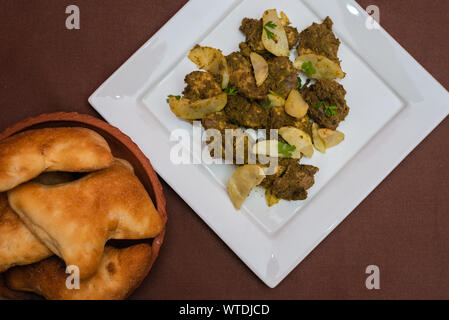 Indisches Huhn cafreal Teller mariniert mit viel Koriander (Cilantro), Ingwer, Knoblauch, Limettensaft zusammen mit trockenen Gewürzen und serviert mit Brot Stockfoto
