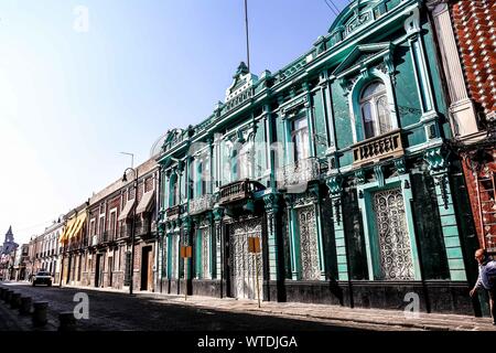 Fassade des Türkis, aguamarina, Aquamarin, Aqua oder Green House in Puebla de Zaragoza, Mexiko. Puebla hat den mexikanischen Traditionen: Gastronomische, koloniale Architektur und Keramik. Malte talavera Fliesen schmücken den alten Gebäuden. Die Kathedrale von Puebla, im Stil der Renaissance, hat eine hohe Kirchturm mit Blick auf den Zocalo, dem zentralen Platz oder Zócalo. Ich historische. Architektur ist ein UNESCO-Weltkulturerbe. Sehenswürdigkeiten: Kathedrale, Tempel der Gottesmutter von Concord, ehemaligen Carolino College, Palafoxiana Bibliothek, Tempel von Santo Domingo. (© Foto: LuisGutierrez/NortePhoto.com) Fachada de c Stockfoto