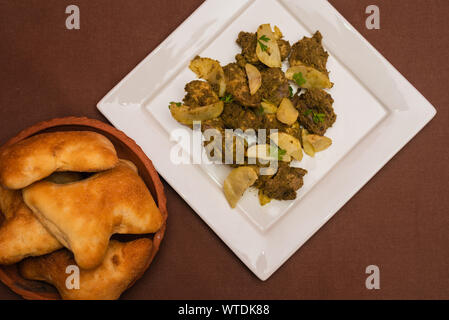 Indisches Huhn cafreal Teller mariniert mit viel Koriander (Cilantro), Ingwer, Knoblauch, Limettensaft zusammen mit trockenen Gewürzen und serviert mit Brot Stockfoto