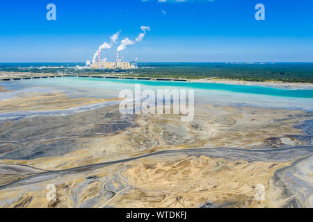 Oberfläche Kohle-Bergbau und Kraftwerk in Polen. Zerstörtes Land. Ansicht von oben. Surrealistische Landschaft. Stockfoto