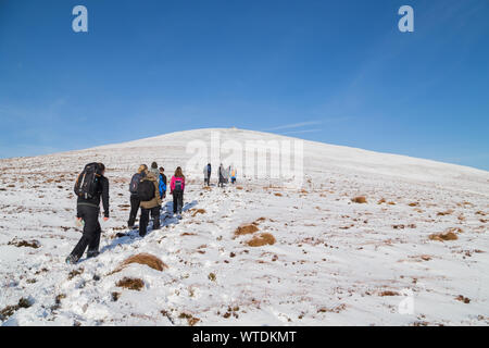 CO KERRY, IRLAND - Februar 4, 2019: die Menschen klettern in den Schnee auf die Brüste von Anu, Co Kerry, Irland Stockfoto