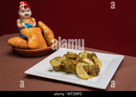 Indisches Huhn cafreal Teller mariniert mit viel Koriander (Cilantro), Ingwer, Knoblauch, Limettensaft zusammen mit trockenen Gewürzen und serviert mit Brot Stockfoto