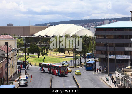 QUITO, ECUADOR - August 6, 2014: die Gran Colombia Avenue mit dem Parque del Arbolito und die Casa de la Cultura Ecuatoriana in der Rückseite Stockfoto